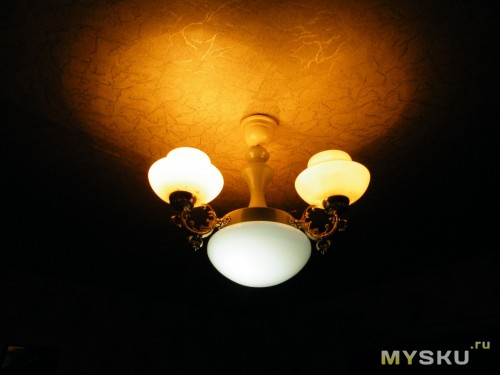 готовый светодиодный светильник  на фоне ламп накаливания по 75 ватт.