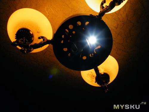 свечение светодиода на фоне ламп накаливания по 75 ватт.