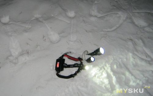 Фонарики на снегу... аннодированные на белом... что же мне с ними делать... с фонариками на снегу...