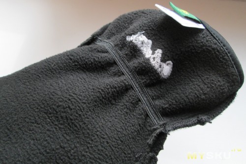 В районе запястья перчатки стягиваются резиночкой