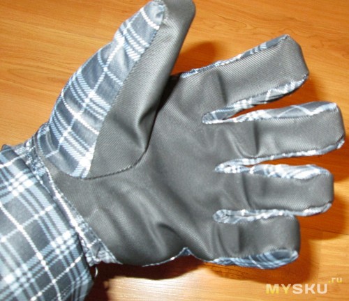 Ладонь перчатки из резинообразной накладки