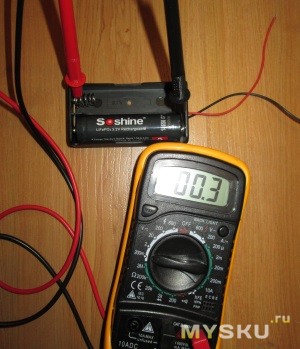 Измерение напряжения на аккумуляторе с помощью мультиметра.