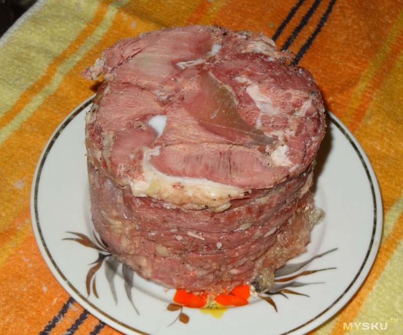 Домашняя ветчина из разных видов мяса в ветчиннице