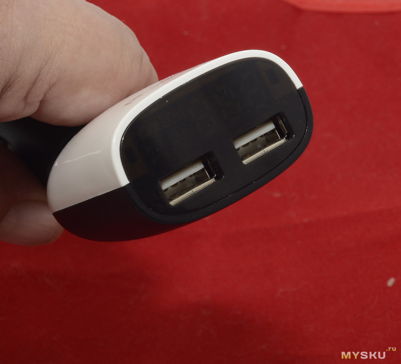 USB зарядка в прикуриватель с вольтметром и индикатором состояния .