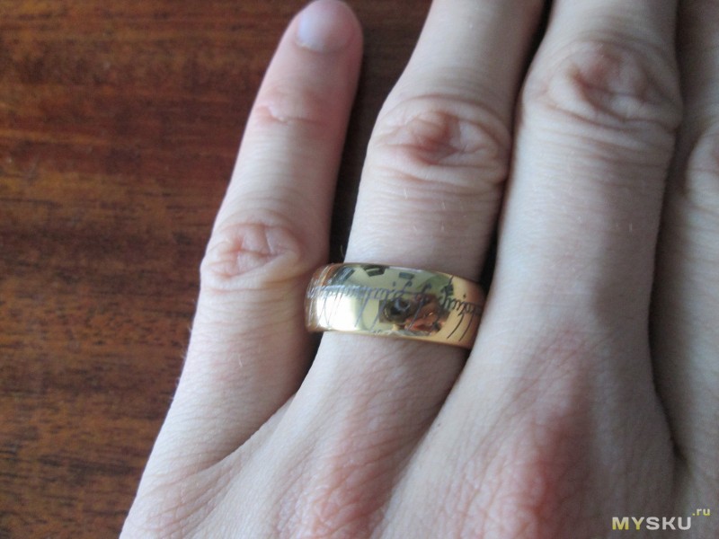 Почему чернеет золотое кольцо на руке. Кольцо 8 мм на пальце. Кольцо ширина 8 мм на пальце. Кольцо шириной 5 мм на пальце. Кольцо из карбида вольфрама.