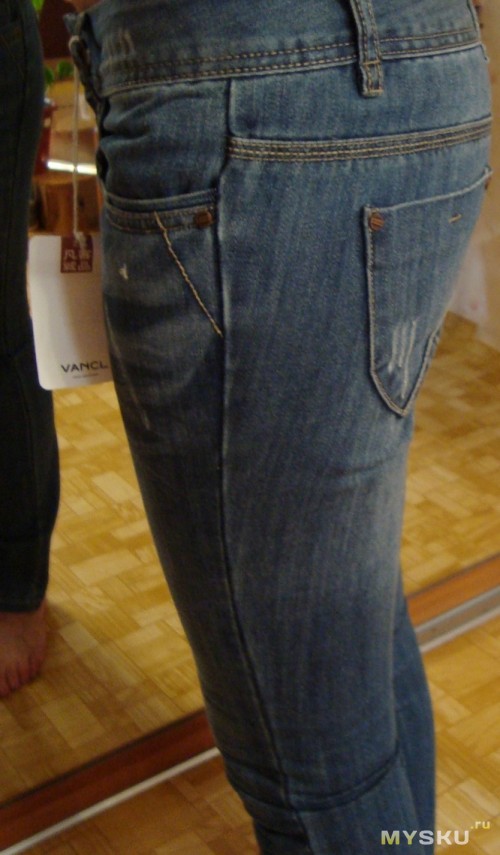 Вид джинс слева