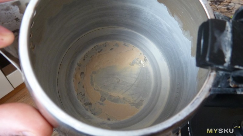 Очистить сильную накипь. Накипь в чайнике. Удалить накипь в заварном металлическом чайнике. Накипь в самоваре на дровах может ли нести опасность. Через сколько дней надо убрать накипь кофеварку.
