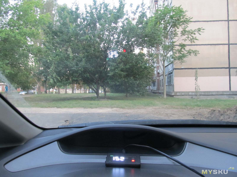 Проекция на лобовое стекло автомобиля: скорость и изображение